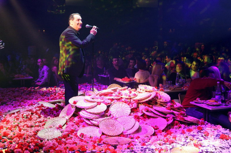 Tradicionalno lomnjenje tanjira i predivni buzuki