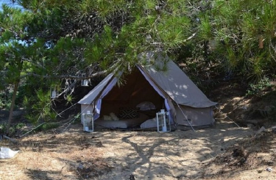 Došla na ostrvo i postavila šatore na plaži da ih iznajmljuje!