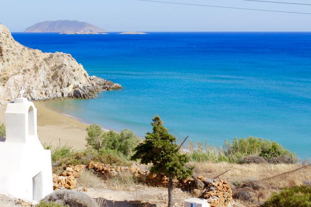  Anargiri plaža i istoimena crkva