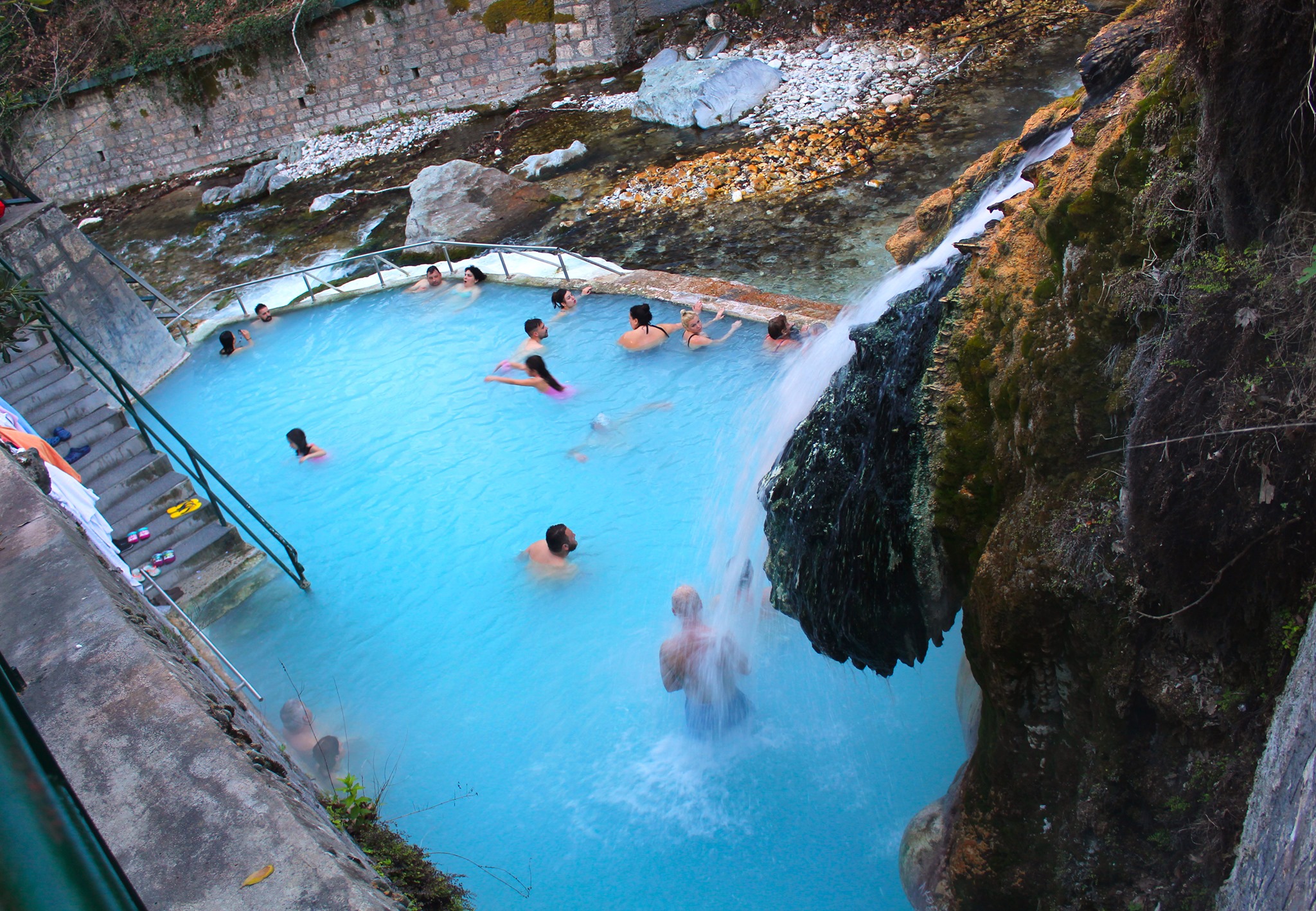 Loutra Pozar termalna banja u Grčkoj sa vodopadima, bazenima, pećinama
