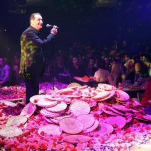 Tradicionalno lomnjenje tanjira i predivni buzuki