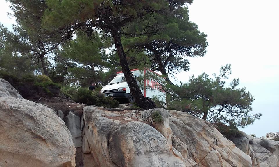 Ležaljke i suncobrani uzurpirali najlepši kutak Sitonije?!