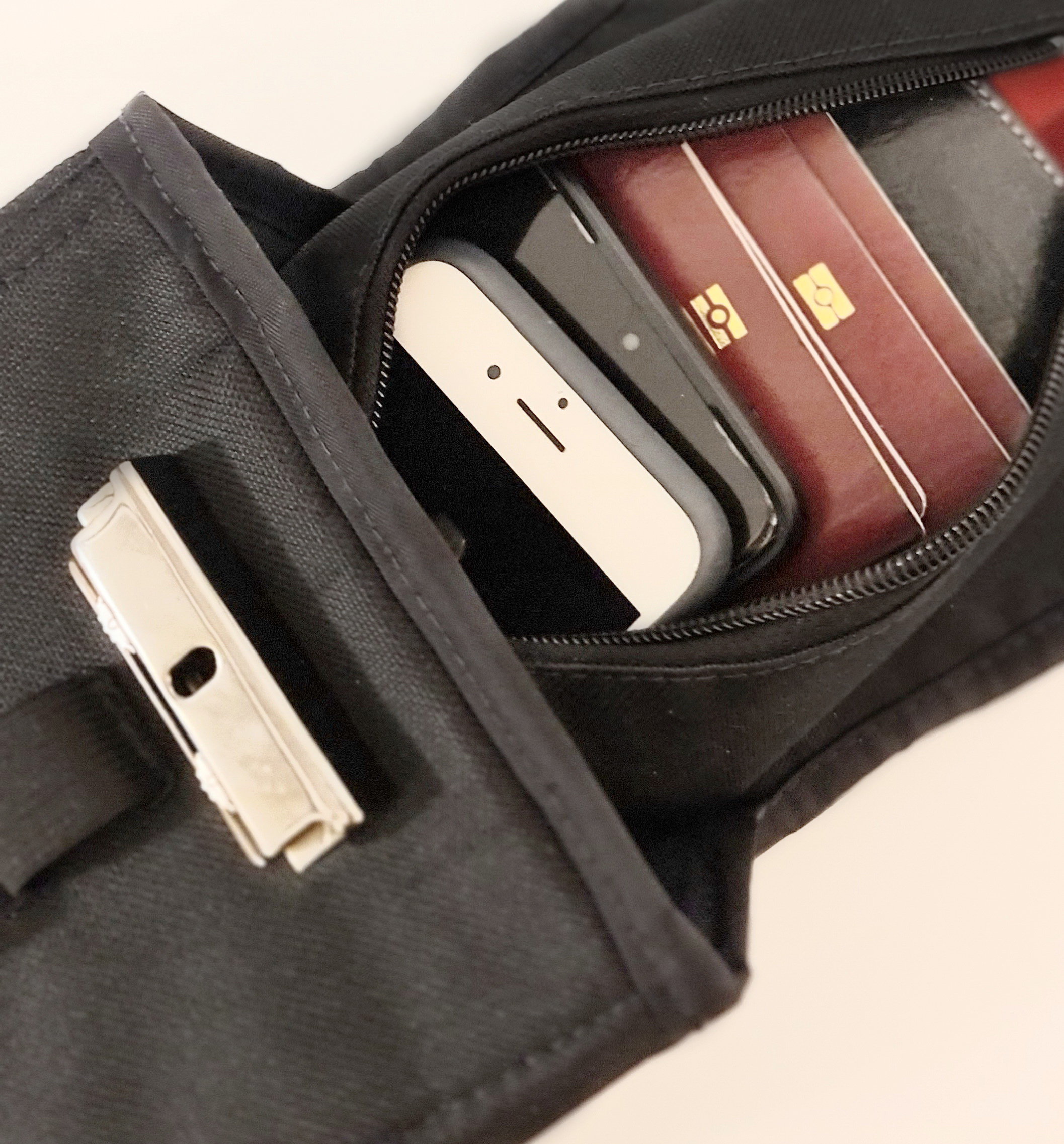 SAFE&GO torbica na zaključavanje koja ČUVA VAŠE VREDNE STVARI na plažama