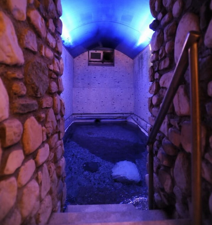 Loutra Pozar termalna banja u Grčkoj sa vodopadima, bazenima, pećinama