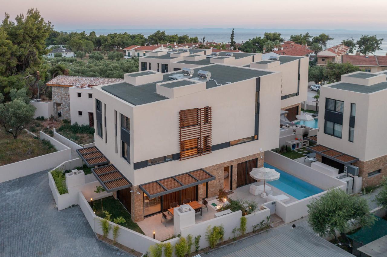 Luxury Three Floors Villa With Private Pool & Garden